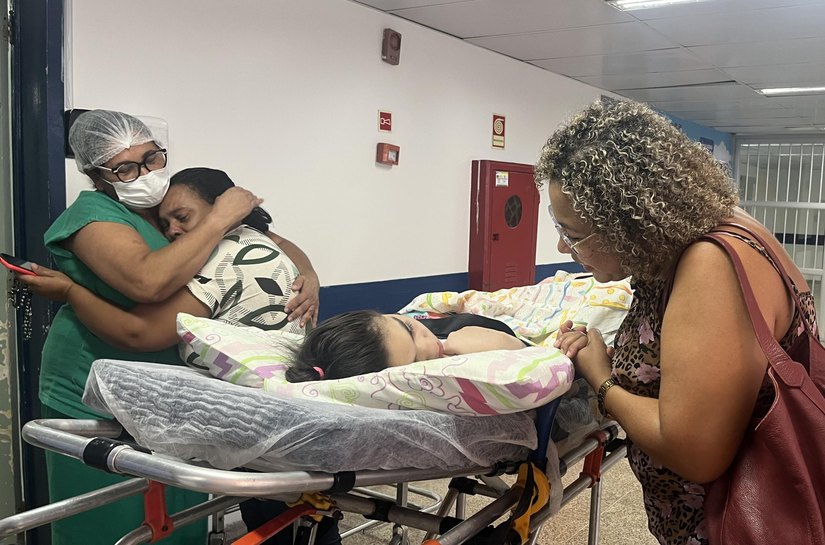 Após mais de 1 ano internada, adolescente atropelada na véspera de Natal recebe alta e emociona equipe do HGE