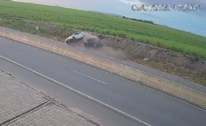 Acidente entre dois carros na AL-220, em Campo Alegre, foi registrado por câmera