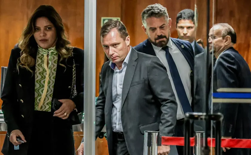 Mauro Cid diz que Bolsonaro ficava 'tocado' com pressões para golpe