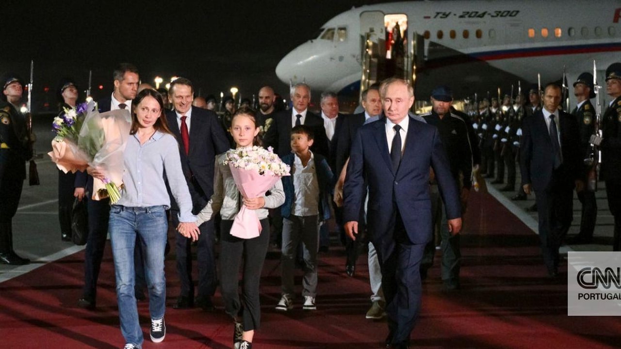 Filhos do casal de espiões russos libertados descobriram sua nacionalidade apenas no voo para Moscou
