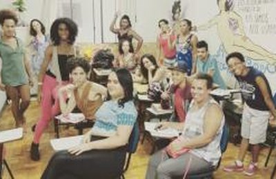 Abrigos LGBT se espalham e reúnem histórias de orgulho e superação