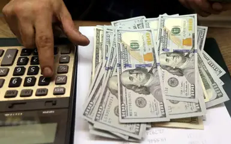 Dólar atinge menor cotação em dois anos frente ao real, aponta imprensa