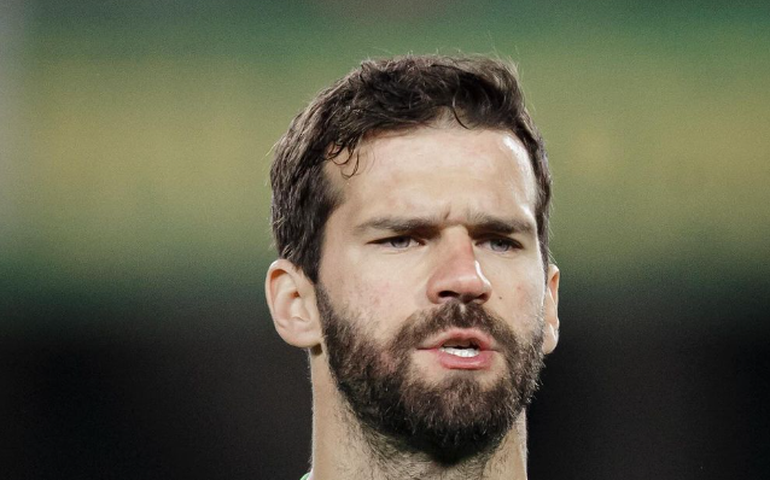 Alisson sofre lesão em jogo do Liverpool e pode desfalcar seleção