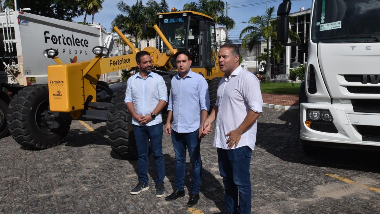 Governador entrega equipamentos que vão fortalecer os serviços públicos em cinco municípios alagoanos