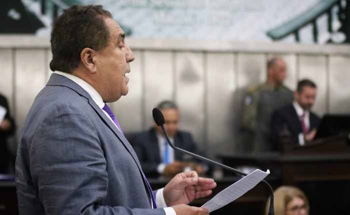 O deputado Inácio Loiola (MDB) durante sua fala na Assembleia Legislativa de Alagoas