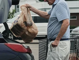 Inflação arrefeceu no mês passado com a queda dos preços da gasolina, embora os custos permaneçam elevados.