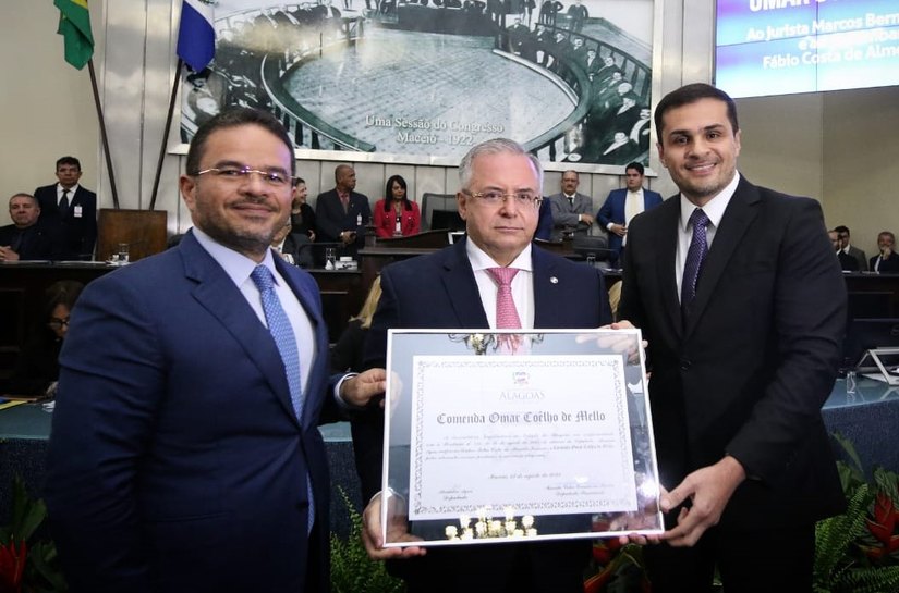 Desembargador Fábio Ferrario é condecorado com a Comenda Omar Coêlho de Mello
