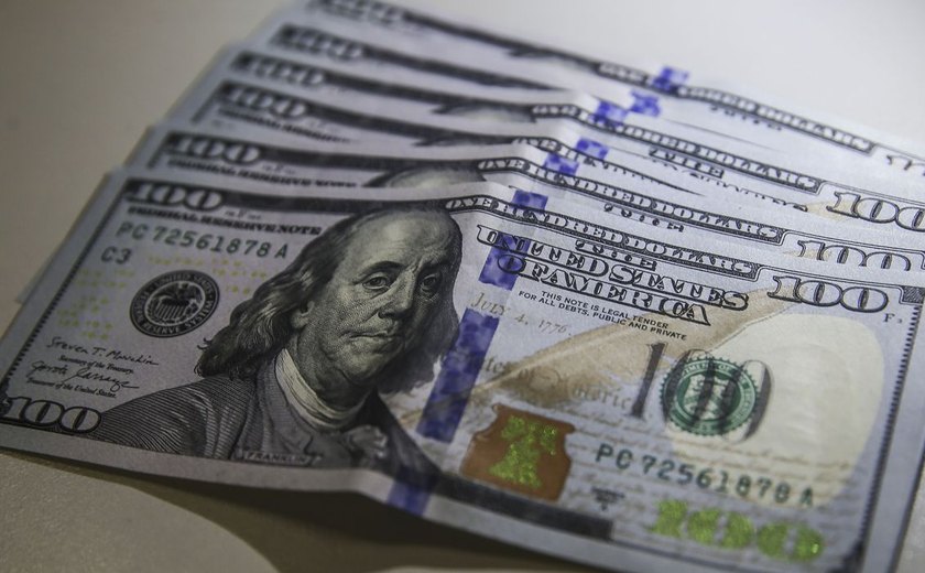 Ibovespa fecha ano com alta de 4,69% e dólar com queda de 5,3%