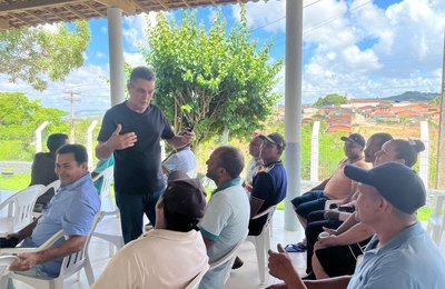 Prefeito de Branquinha se reúne com agricultores para alinhar fornecimento de alimentos da merenda escolar