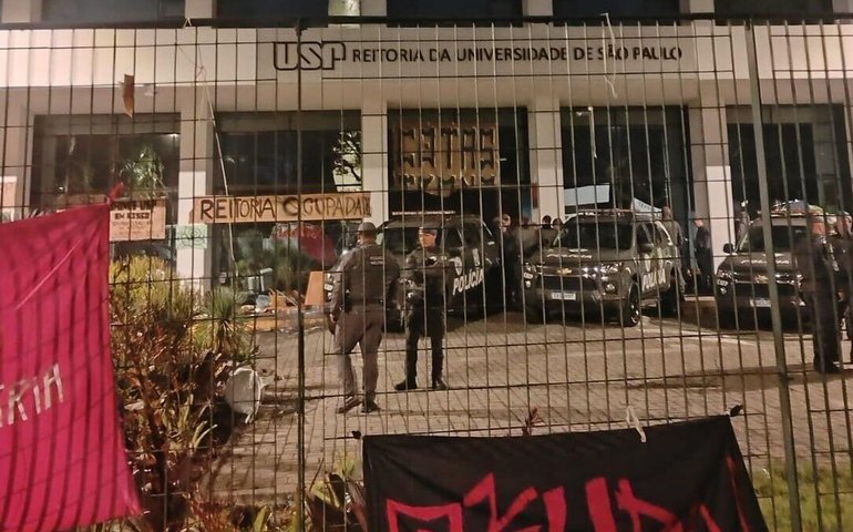 PM usa bombas e gás para desocupar reitoria da USP; estudantes prometem ato unificado na segunda (11)