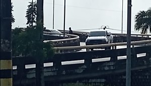 Carro bate na mureta de viaduto e fica abandonado em Aracaju