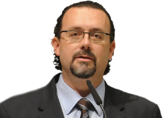 Secretário fiscaliza contratos de entidade ligada a sua família