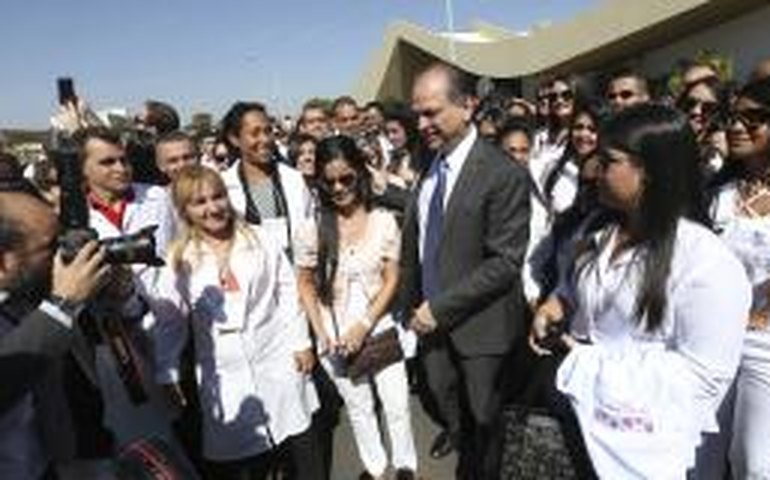 Governo aumenta salário do Mais Médicos e quer mais brasileiros no programa
