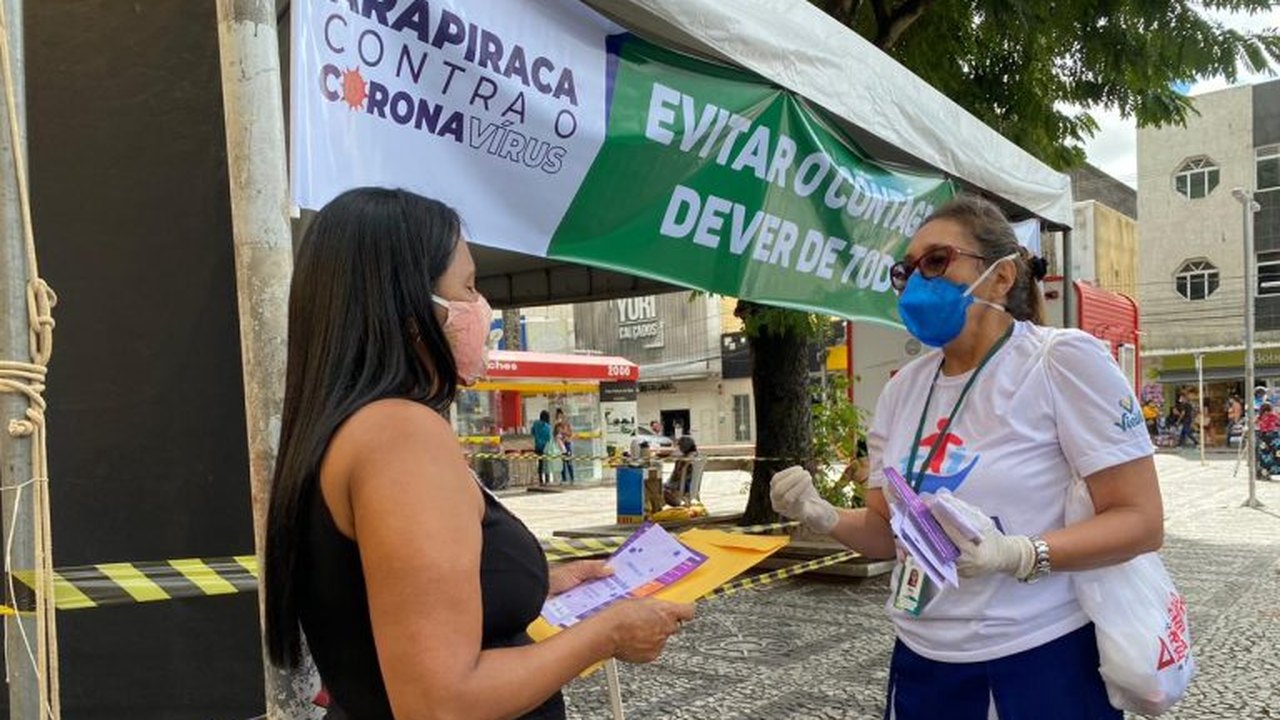 Prefeitura instala tenda, distribui máscaras e orienta à população sobre prevenção da covid-19
