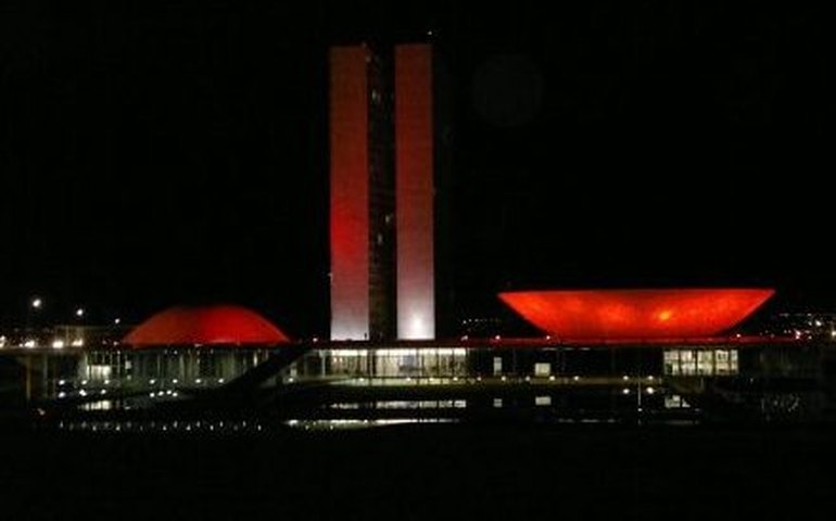 Congresso recebe iluminação vermelha pela Campanha pelo Dia Mundial da Hemofilia