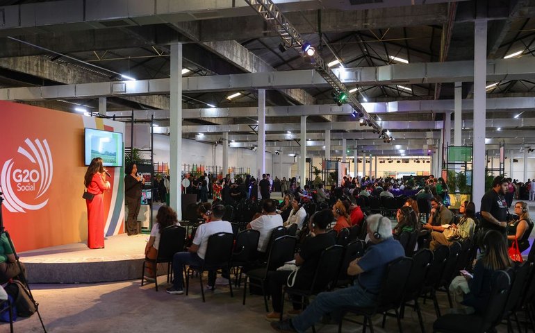 Movimentos sociais participam do primeiro dia do evento