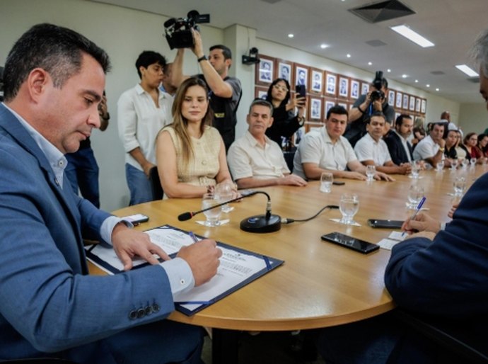 Governador entrega ambulâncias do Samu e autoriza construção de mais duas escolas