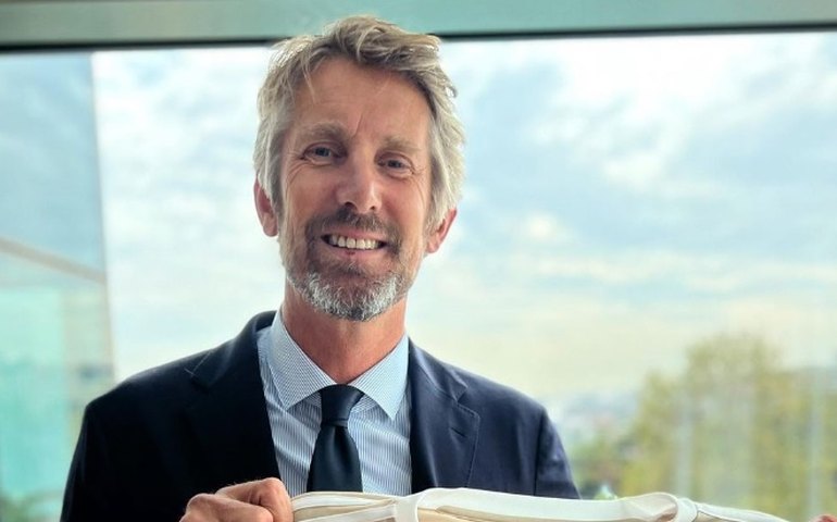 Ex-goleiro holandês Van der Sar sofre um AVC e está na UTI de hospital da Croácia