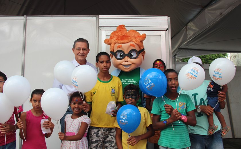 Sessões de cinema sobre ciência e tecnologia atrai centenas de crianças