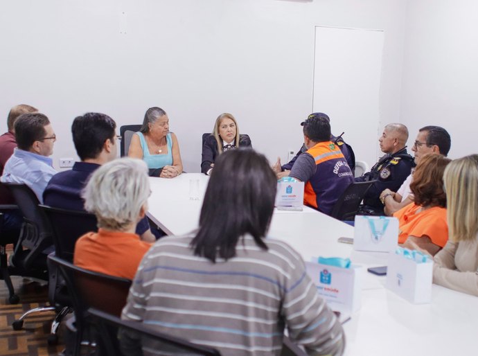 Prefeita Tia Júlia se reúne com empresários e reforça a importância de notificar à PM em casos de roubos e furtos