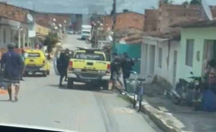 Adolescente que participou do atentado de Juan Marcos Alves Ferreira em Porto Calvo sendo apreendido pela polícia