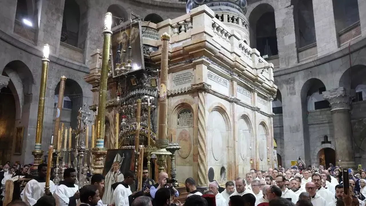 Igreja do Santo Sepulcro recebe missa em sufrágio do Papa