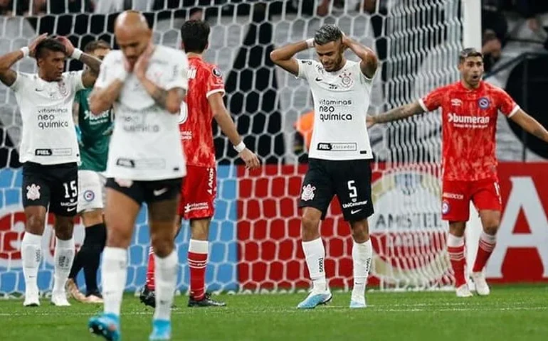Corinthians empata com Argentinos Juniors com um a mais e segue sem vencer com Luxemburgo