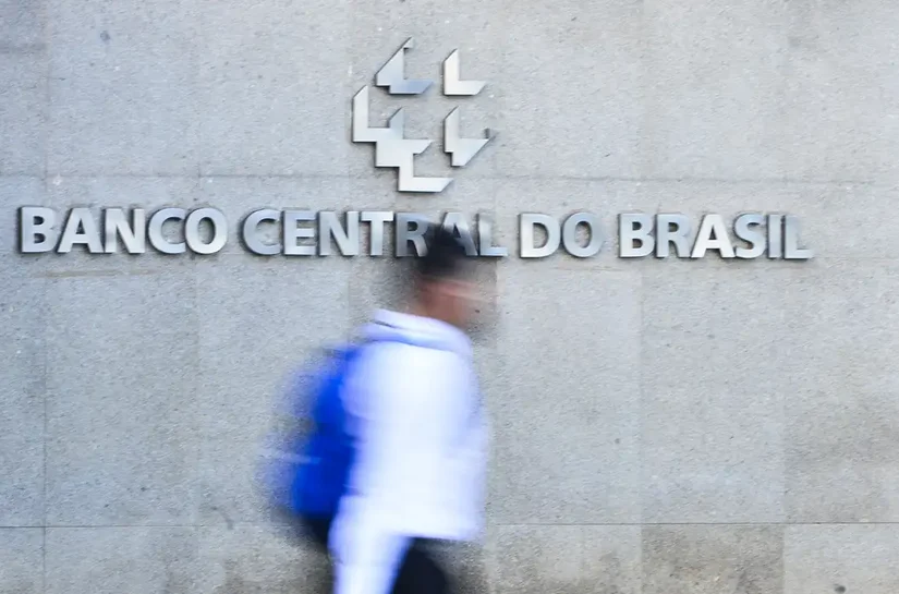 BC acompanha tarifaço e vê juro alto por tempo “bastante prolongado”