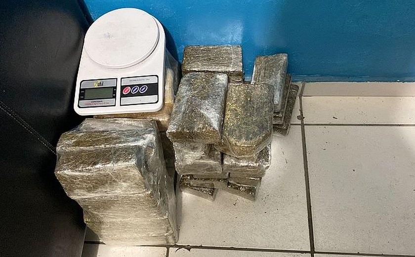 Homem foi preso após PM flagrar ﻿17 kg de droga em residência no Jacintinho