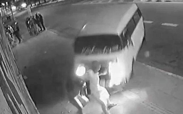 Veículo sobe a calçada, atropela e mata mãe e bebê em São Paulo; vídeo