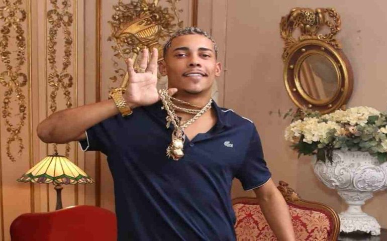 Novo cordão ostentação de MC Poze do Rodo custou R$ 2,8 milhões; web comenta tamanho da joia: 'Torcicolo'