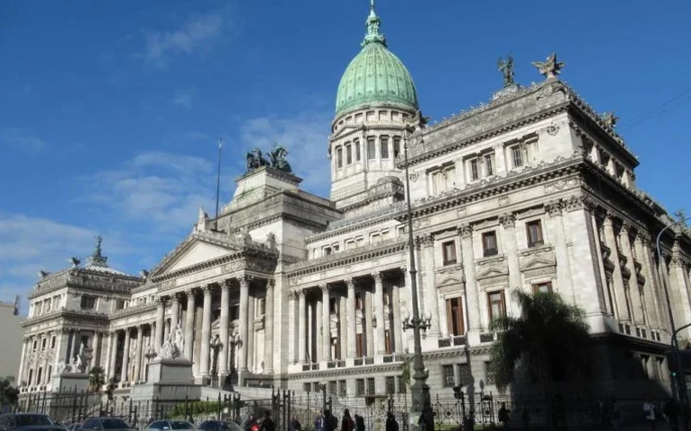 Congresso argentino suspende debates sobre Lei Ônibus; parlamentares voltam a se reunir ao meio-dia desta quinta-feira