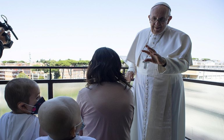 Papa está bem, mas ficará ainda uns dias no hospital, informa Vaticano