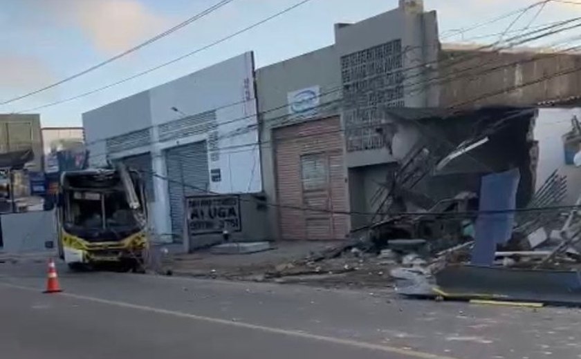 Sem passageiros, ônibus colide contra poste e arrasta fiação no Feitosa