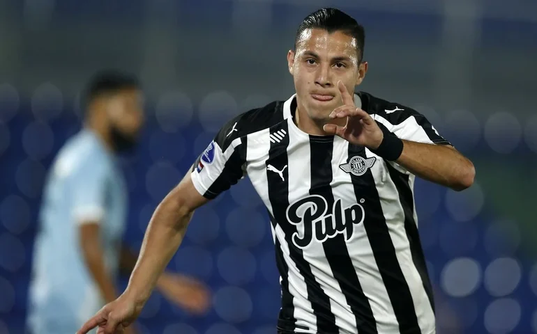 Ex-Vasco perde pênalti, mas marca gol após bolada no rosto