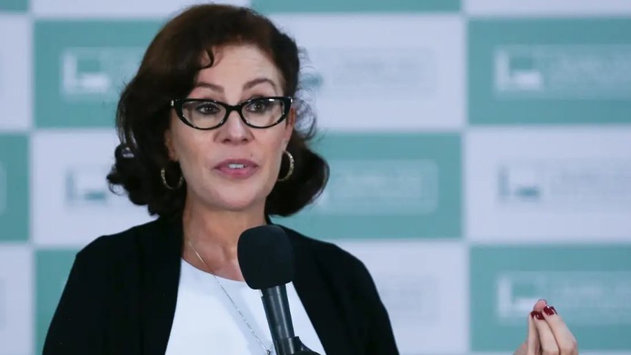 Deputada Carla Zambelli, condenada pelo STF, deixa o Brasil