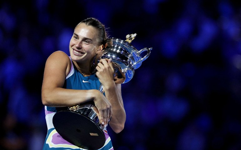 Sabalenka divide as honras do título com estafe: &#8216;Time mais louco da turnê&#8217;