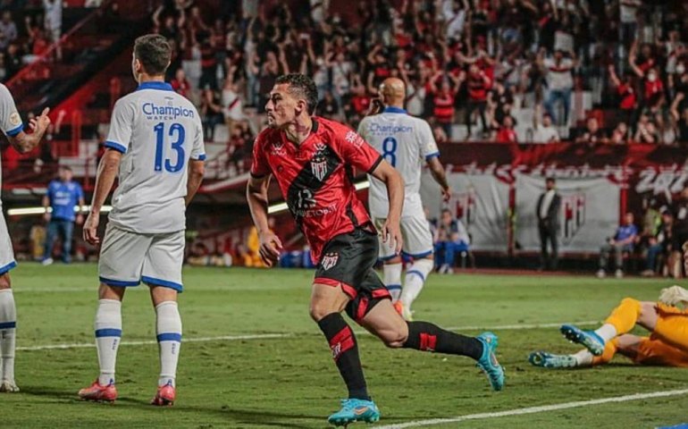 Com gol no fim, Atlético-GO vence Avaí e esquenta briga contra Z-4 do Brasileirão
