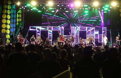Turnê É o Tchan 30 anos reúne público do Nordeste numa festa que relembrou sucessos do grupo