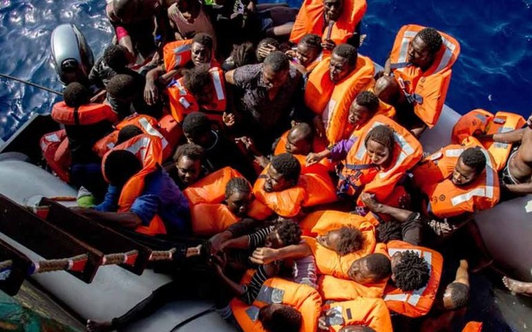 Mais de 240 migrantes e 25 corpos são resgatados no Mediterrâneo