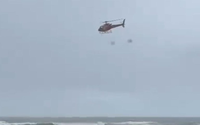 Dois banhistas se afogam na Praia da Lagoa de Pau; um é resgatado e outro continua desaparecido