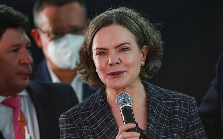 Gleisi isenta governo de alta da gasolina e fala em ‘fim da dolarização’