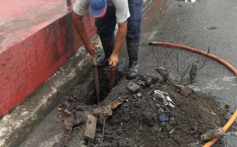 Prefeitura retira três toneladas de lixo da rede de drenagem