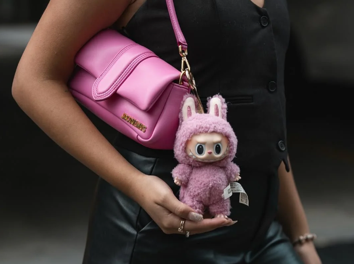 Labubu: conheça o acessório “creepy cute” que virou símbolo de estilo para a Geração Z