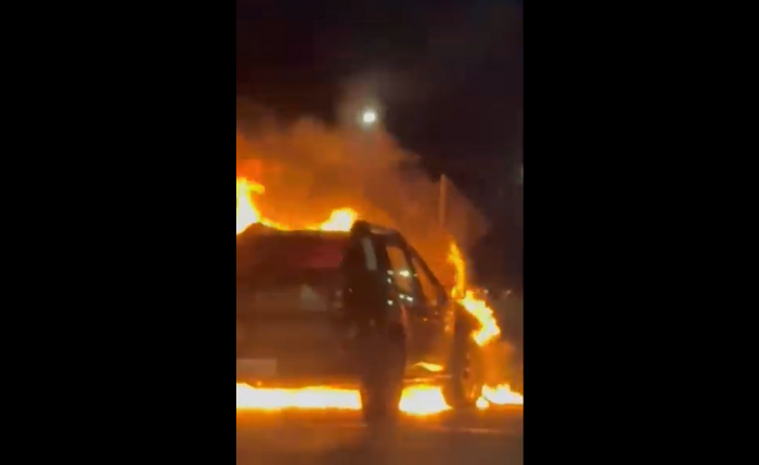 Carro pega fogo e causa congestionamento no trânsito