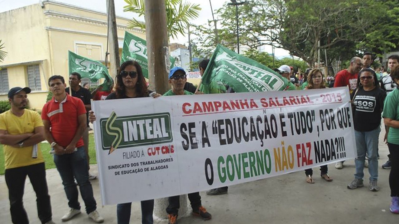 Professores da rede estadual realizam protesto no centro de Arapiraca