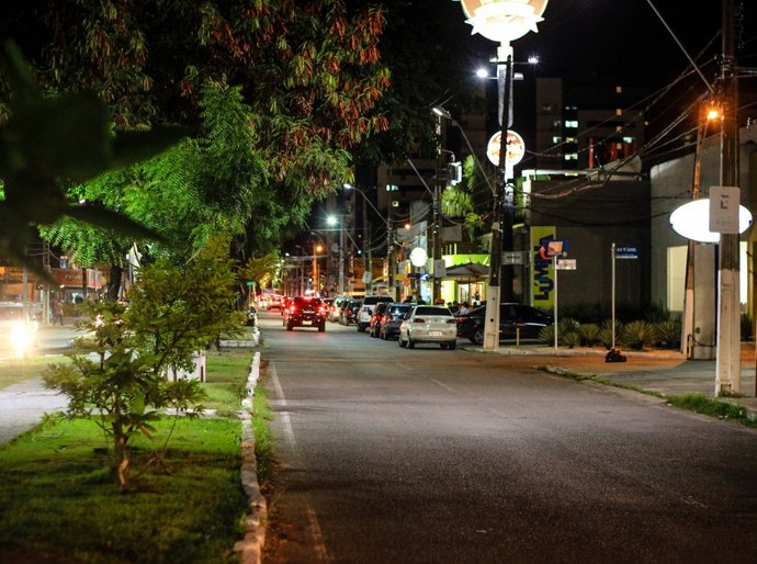 Iluminação ganha maior visibilidade com poda na Jatiúca