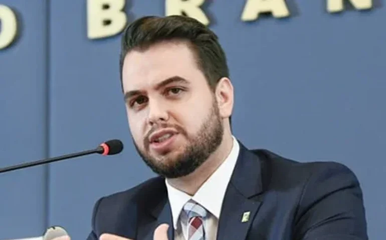 Quem é Filipe Martins, que teve prisão domiciliar decretada após tentativa de fuga de Silvinei