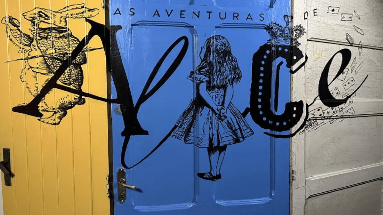 Exposição promove mergulho no mundo onírico de Alice
