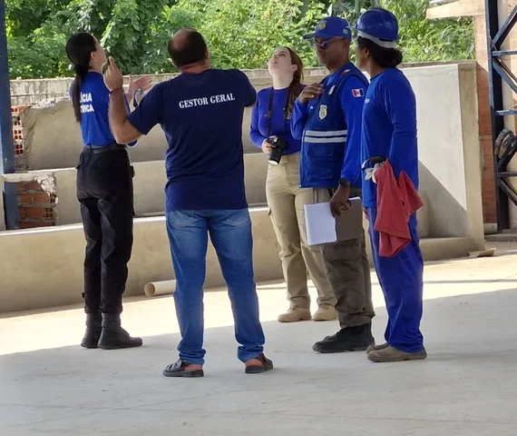 Polícia Científica vistoria a escola alvo de ataque a tiros em Palmeira dos Índios